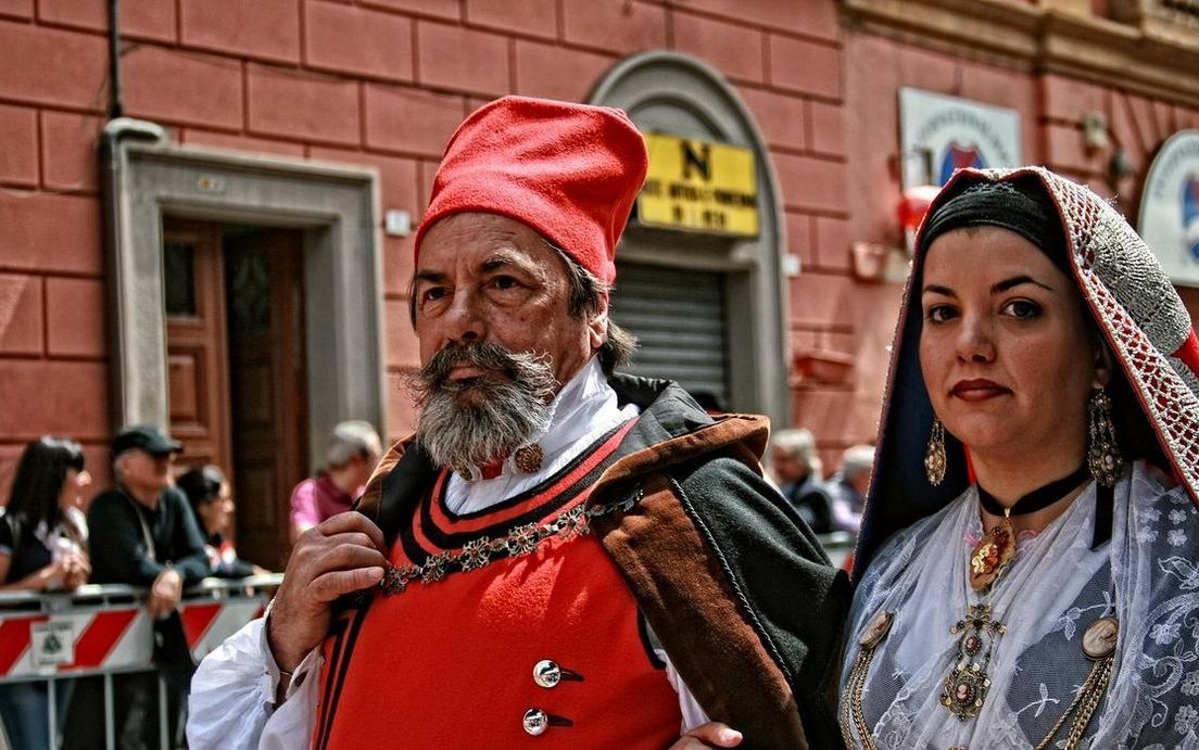 Eski kitaplardan çıkmış, dokusal görünümlü bir mitoloji parçası