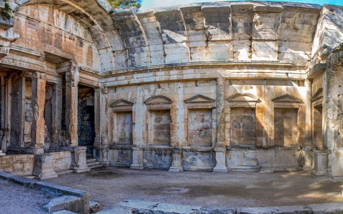 Eski kitaplar ve antik sanat eserleri arasında kütüphanede bir köşe